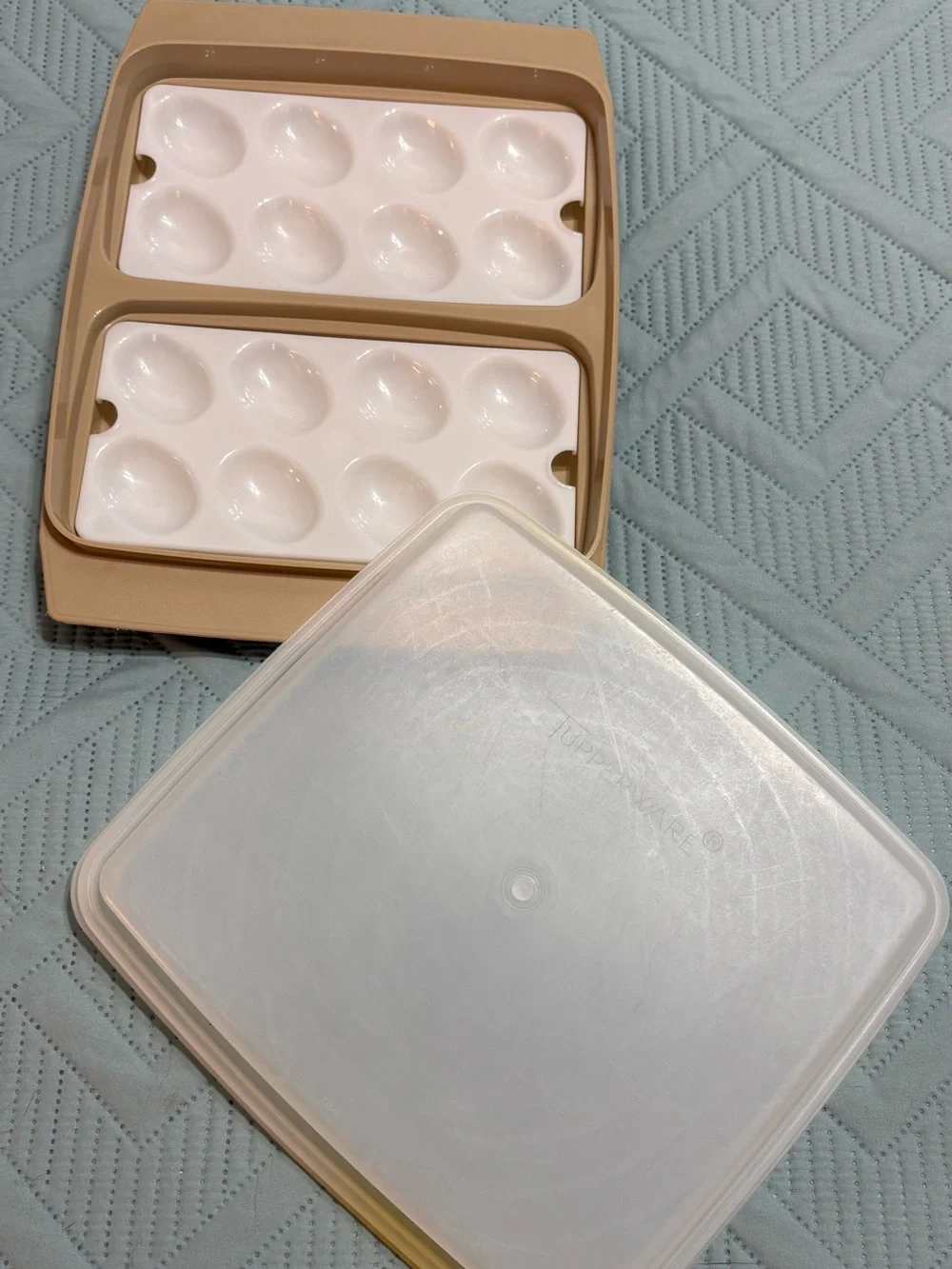 Vintage Tupperware Deviled Egg Keeper (Model 723-3) Almond/Tan 16 Egg Capacity